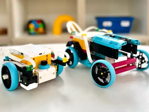 brinquedos robóticos coloridos